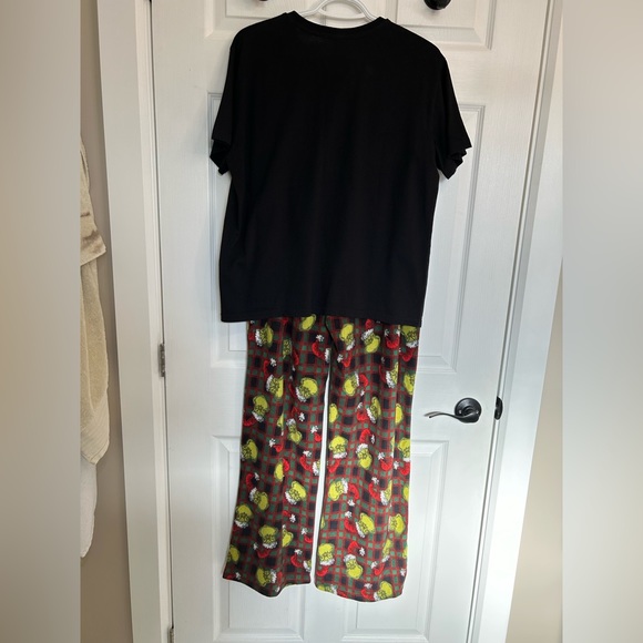 2 Piece Pajama Set - Holiday The Grinch - Picture 8 of 11